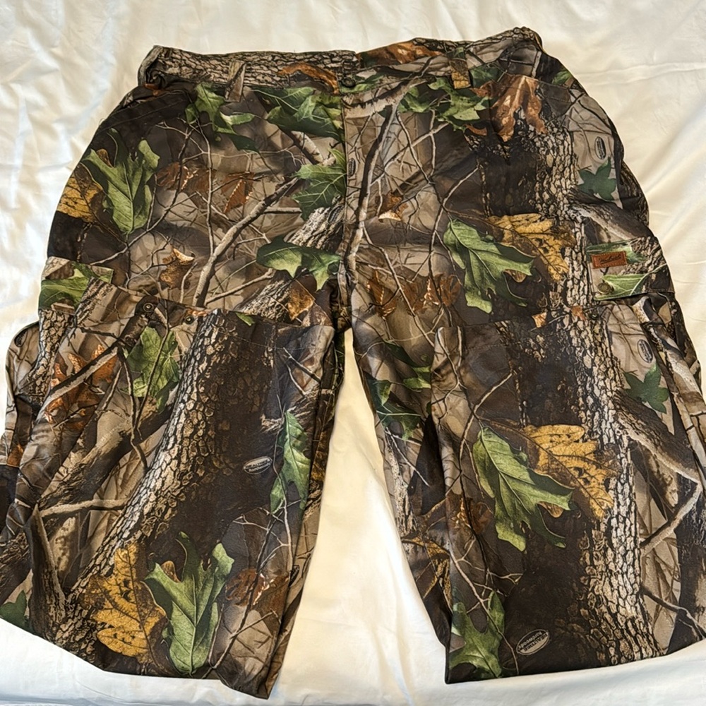 Men Realtree Hardwoods hunting pants.